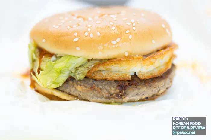 Sabor del burger de kimchi con huevo añadido