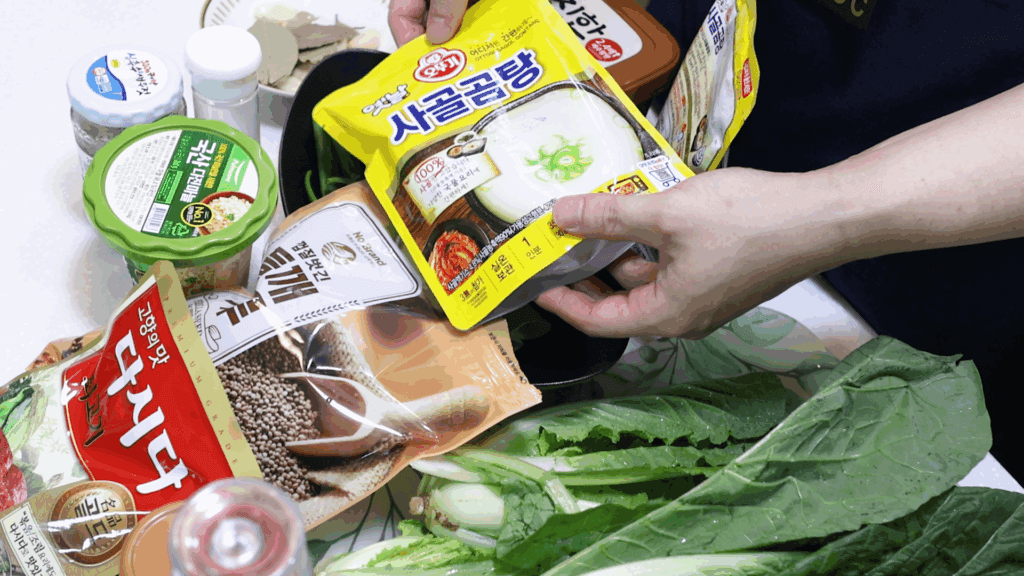 マスタードソースを添えて食べる骨なしポテトシチューの仕上げ