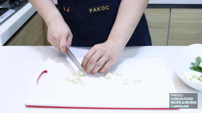 Preparing whole pork neck with pepper