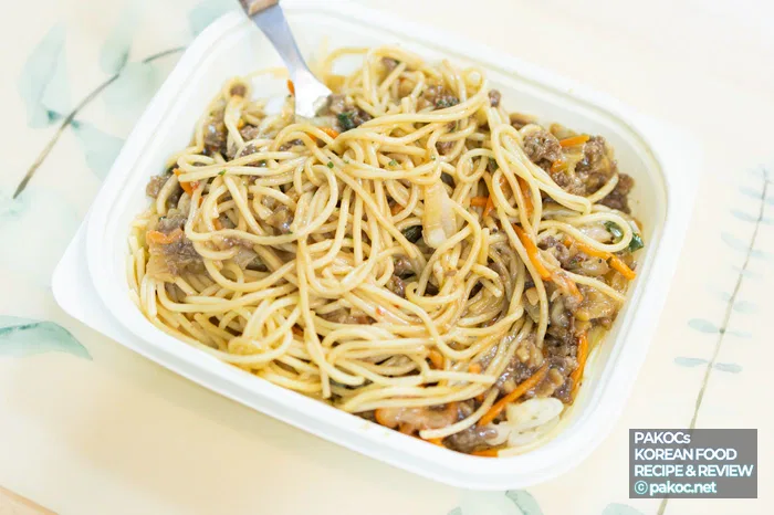 Foto de pasta con topping de costilla de cerdo