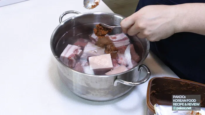 マスタードソースを添えて食べる骨なしポテトシチューの健康的な楽しみ