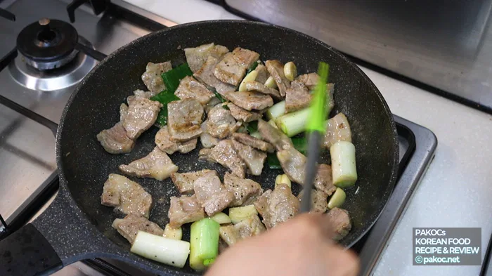 Using 3 tablespoons of cooking oil for seasoning