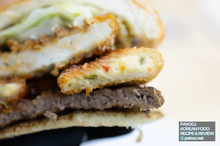Degustación de hamburguesa con combinación de salsas