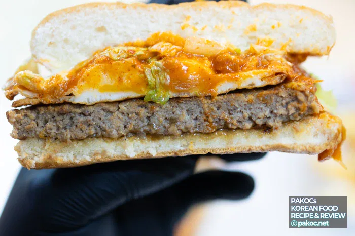 Introducción de ingredientes del Kimchi Burger de Lotteria