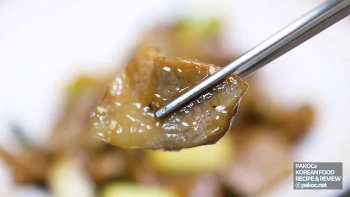 Slicing garlic and green onions into bite-sized pieces