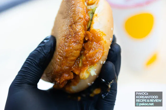 Foto de hamburguesa con salsa desbordante