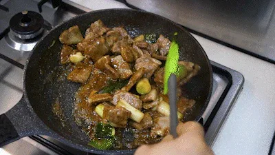 Plating the completed soy sauce stew nicely
