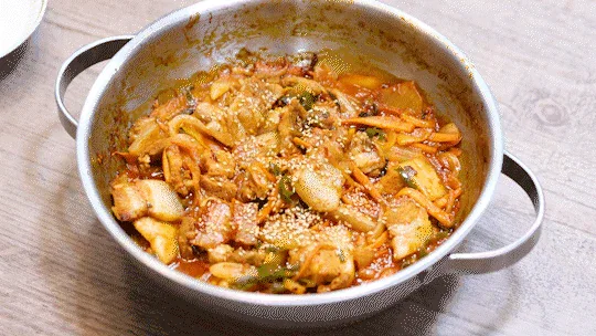 국물 졸아들 때 까지 고기 볶기