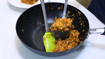 土鍋に盛られたチャーハン写真