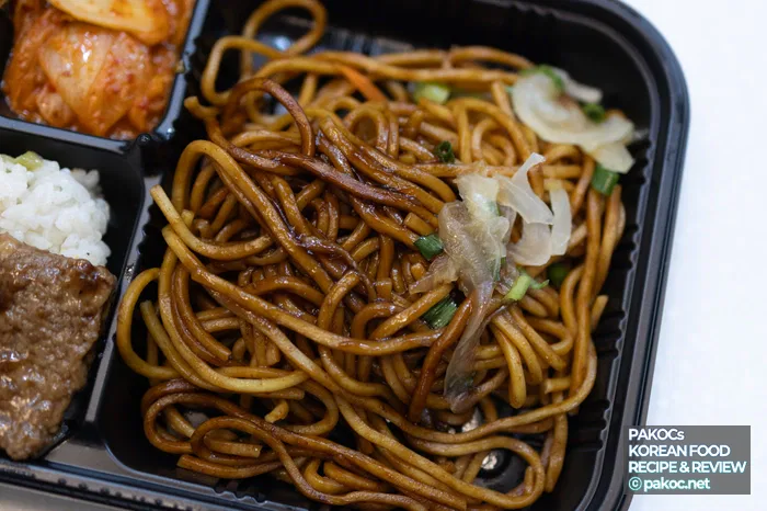 Menú de conveniencia usando salsa de yakisoba