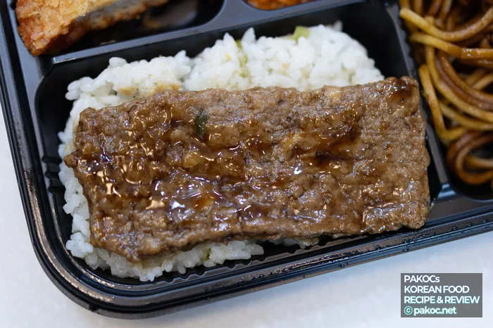 Revisión del sabor de la salsa del almuerzo de conveniencia