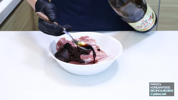 Cortar la carne en trozos del tamaño de un bocado