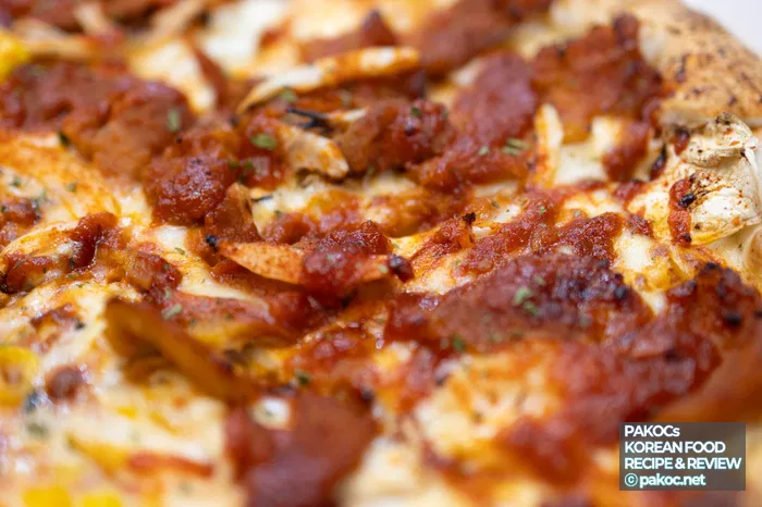 Composición de pizza mitad y mitad roja
