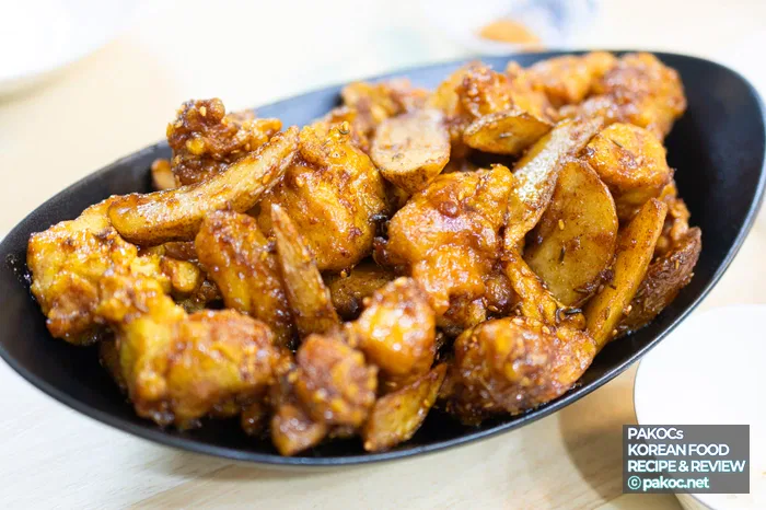 Detalle del sabor del pollo con papas gajo