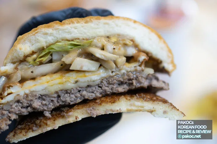 Experiencia de comer una hamburguesa deliciosa