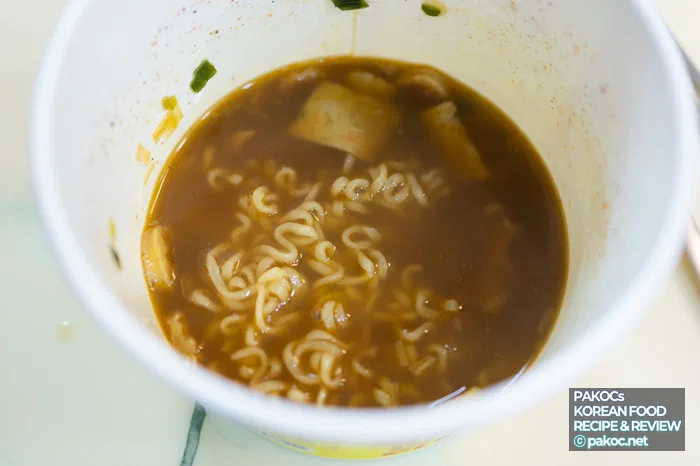 Escribiendo una reseña de ramen de conveniencia