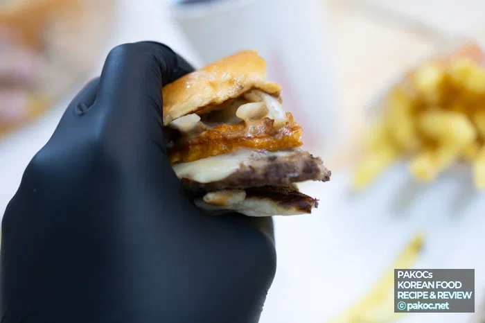 Composición de hamburguesa con huevo añadido