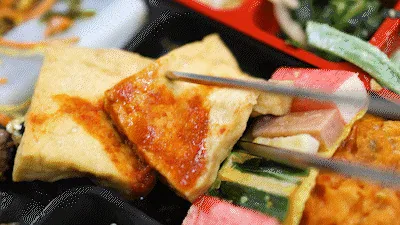 Foto apetitosa de bulgogi de res y jeon surtido