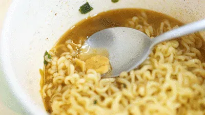 Reseña del ramen de pescado estilo snack bar de conveniencia
