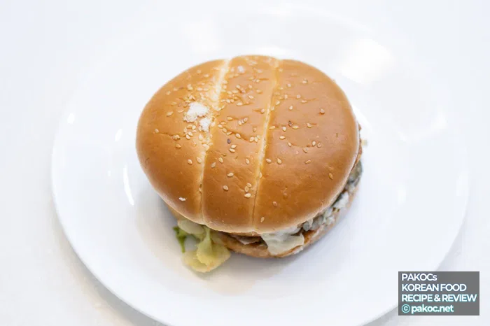少しレタスが入ったバーガー