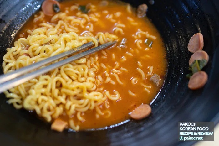Composición del ramen de budae jjigae estilo Songtan