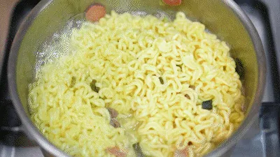 Proceso de cocción del Songtan Budae Jjageul Myeon