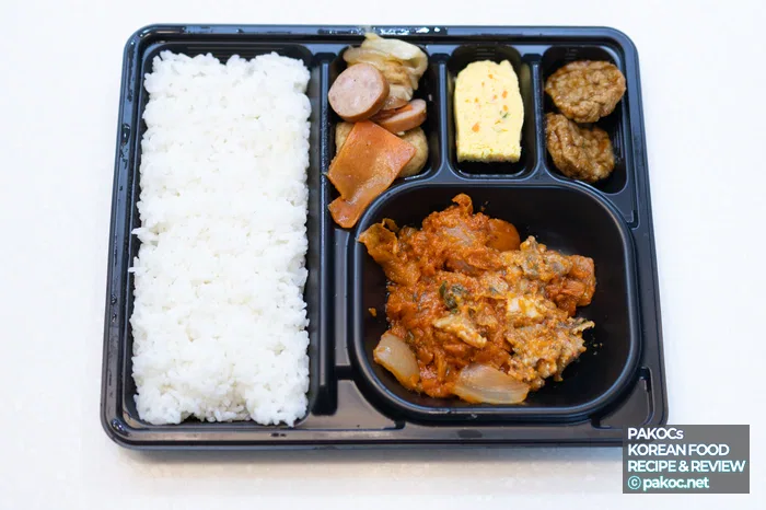 Composición del bento: 3 compartimentos y 4 guarniciones
