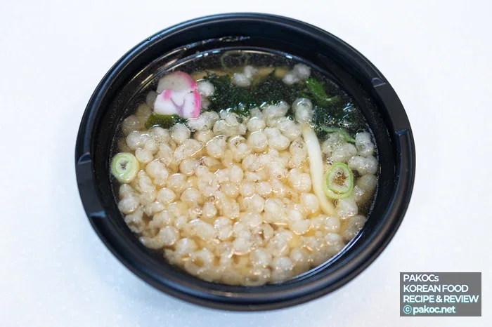 Foto del proceso de preparación del udon instantáneo