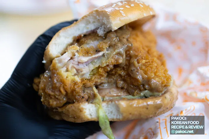 ルイ・ブラックペッパー・バーガーの食べ方情報