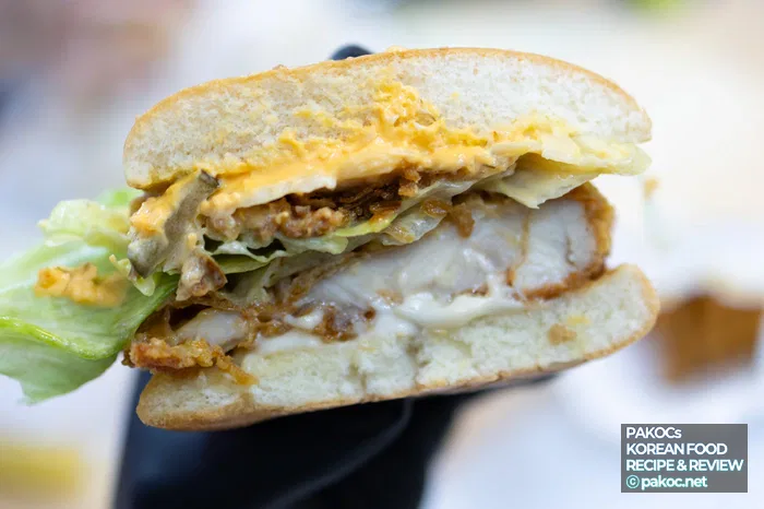 Composición de la hamburguesa con pepinillos y lechuga
