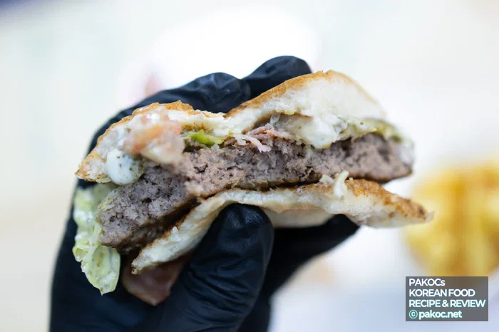 Características de hamburguesa con combinación de salsas