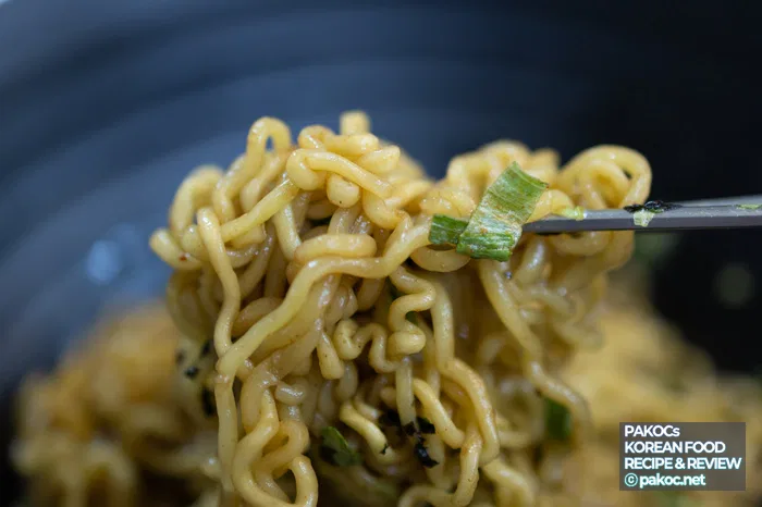 Comparativa de sabor: fideos mezclados con salsa de soja