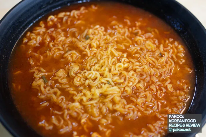 Foto visual del ramen de kimchi jjigae