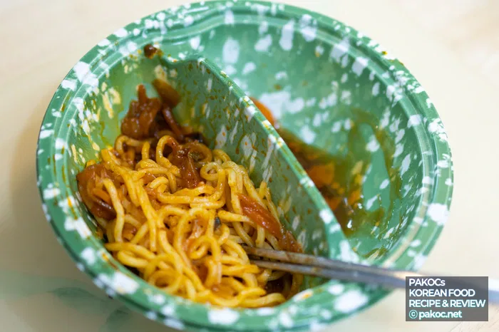 Estado de la salsa del tangsuyuk servido con la salsa por encima