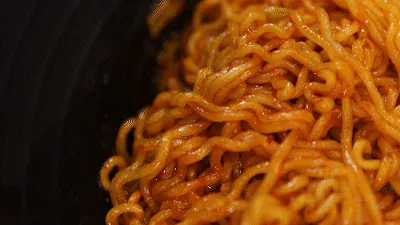 신라면 김치볶음면 고소한 맛 강조