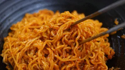신라면 김치볶음면 단맛 따르는 특징