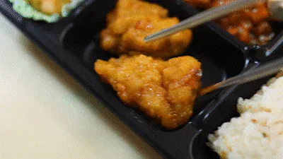 Reseña de una bandeja con composición de platos principales