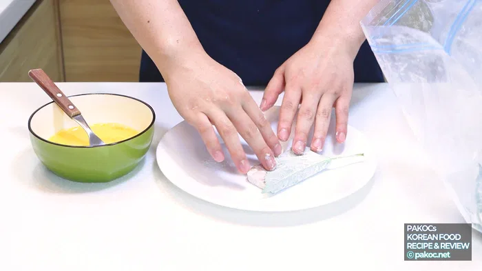 부침가루 소량 사용하기