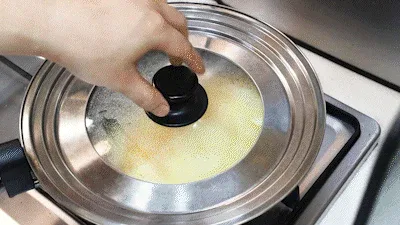 Cocción del arroz frito con kimchi usando arroz instantáneo