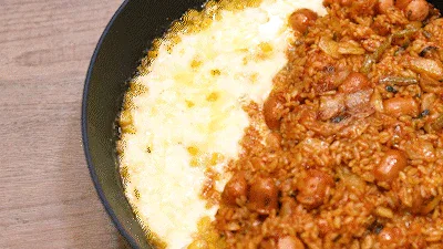 Maíz con queso con perejil en polvo por encima