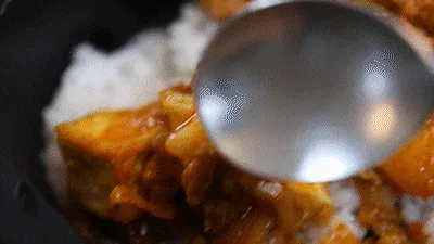 Delicioso cerdo salteado estilo chino de tienda de conveniencia