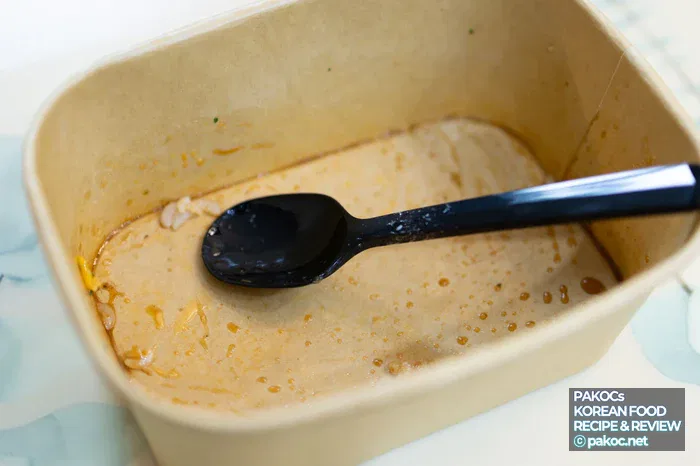 Escena de reseña tras probar un donburi con queso