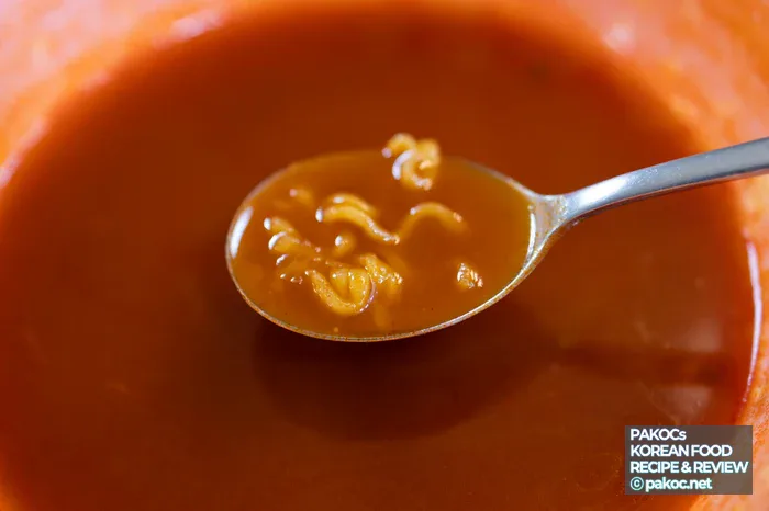 Photo highlighting the features of Paldo Instant Rabokki