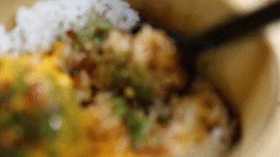 Énfasis en la practicidad de comer en una tienda de conveniencia