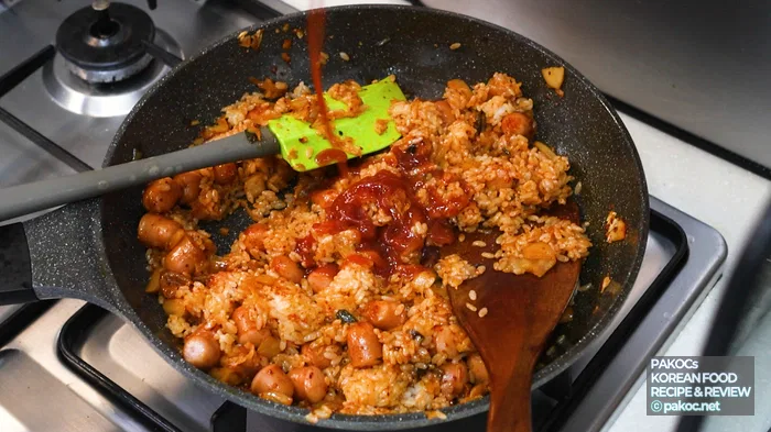 Arroz frito con kimchi y salchichas tipo Viena terminado