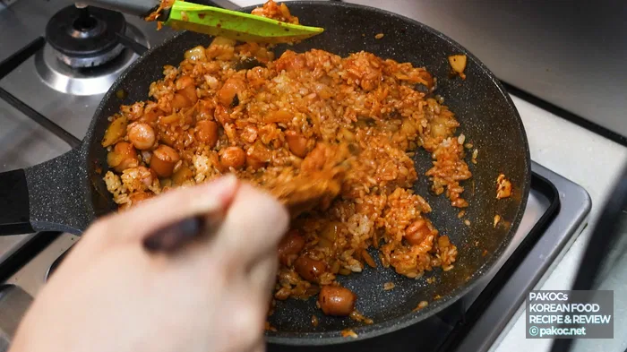 Arroz frito con kimchi con topping de sésamo