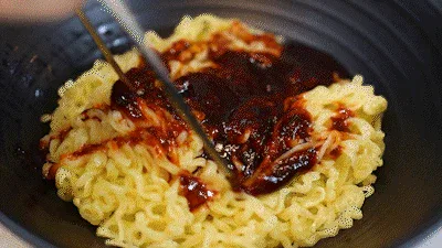 パルド ビビン麺の太めの麺の食感の特徴