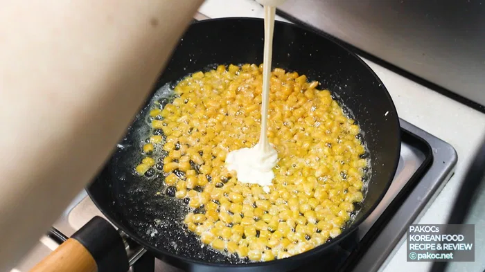 Proceso de preparación de los ingredientes del maíz con queso