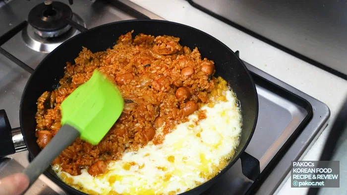 Preparación de ingredientes para el arroz frito con kimchi y salchichas tipo Viena