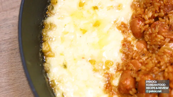 Proceso de cocción del maíz con queso y mantequilla con leche condensada